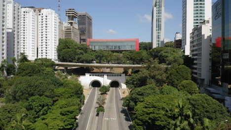 Vista-Aérea-De-La-Avenida-Nove-De-Julho-En-Un-Día-Soleado-Durante-La-Cuarentena-Covid,-Sao-Paulo,-Brasil