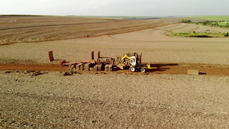 Máquina-Agrícola-Cargando-Fardos-De-Paja-De-Caña-De-Azúcar-En-El-Carro