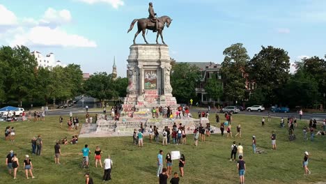 Vista-Aérea-Ascendente-De-Protesta-Alrededor-De-La-Estatua-De-Robert-E