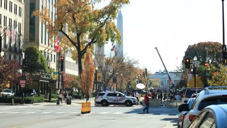 Polizeiabsperrung-Auf-Der-Straße,-Präsidentschaftswahlen-Vor-Dem-Weißen-Haus-Und-Dem-Washington-Monument-Tagsüber