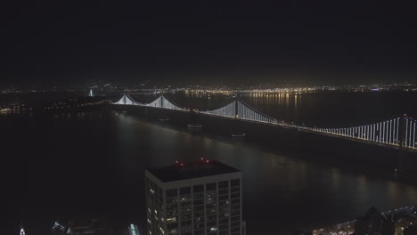 Vista-Aérea-De-Un-Puente-De-La-Ciudad-Iluminado