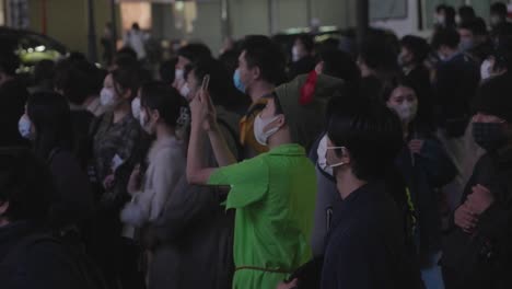 Un-Japonés-Disfrazado-De-Robinhood-Tomando-Videos-Con-Su-Teléfono-Celular-En-El-Cruce-De-Shibuya-Durante-La-Noche-De-Halloween-2020---Cámara-Lenta