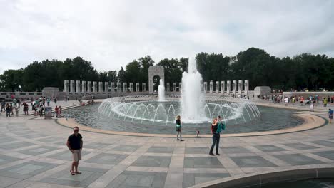 Gente-En-El-Memorial-De-La-Segunda-Guerra-Mundial-En-Washington-Dc-Con-Fuente-Icónica-En-El-Fondo---Lapso-De-Tiempo,-Plano-General