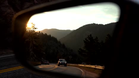 Blick-Auf-Die-Bergstraße-Im-Seitenspiegel-Eines-Autos