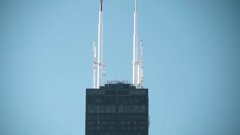 Cierre-Estático-De-La-Torre-Willis-En-Chicago,-Illinois-En-Un-Día-Despejado