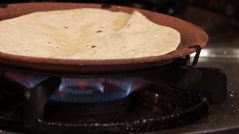 Cooking-Blowing-Hot-Air-Inflating-Indian-Roti-Fulka-Made-Of-Wheat-on-Fire-Gas-Stove,-1