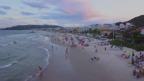 Muñeca-Aérea-Volando-Sobre-La-Playa-De-Bombas-Y-La-Luz-Rosada-Del-Atardecer-Reflejándose-En-La-Arena