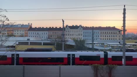 Varias-Escenas-De-Trenes-De-Cercanías-Que-Pasan-Frente-A-Edificios-En-La-Ciudad-De-Viena,-Austria