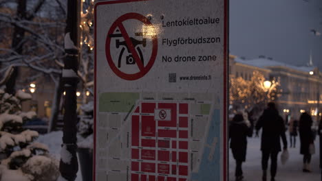 No-Hay-Señal-De-Zona-De-Drones-En-Helsinki,-Finlandia-En-El-Parque-Esplanadi-Cerca-Del-Mercado