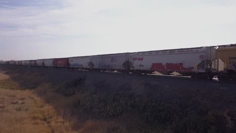 Leichte-LKW-Bewegung,-Während-Der-CP-Schienenzug-Diagonal-Im-Bild-Vorbeifährt