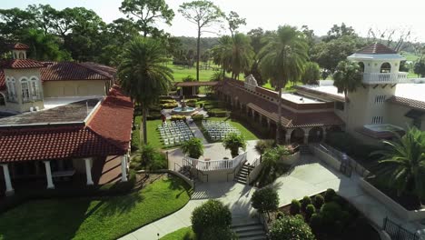 Luftaufnahme-Von-Stühlen,-Die-An-Einem-Sonnigen-Tag-In-Florida-Für-Die-Hochzeitszeremonie-Im-Luxusresort-Aufgestellt-Werden