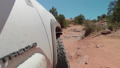 Punto-De-Vista-De-Toyota-Tacoma-Conduciendo-Fuera-De-La-Carretera-En-La-Pista-De-Arena-Rocosa-Del-Desierto