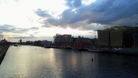 Schwenk--Und-Boom-Aufnahme-über-Dem-Fluss-Liffey-In-Der-Stadt-Dublin