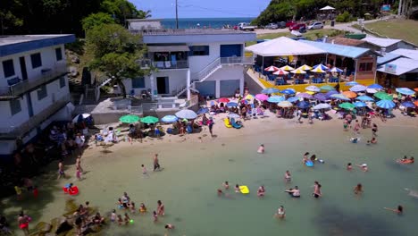 Toma-Aérea-Del-Carro-Derecho-Que-Revela-La-Praia-Da-Sepultura-Llena-De-Gente-En-Bombinhas