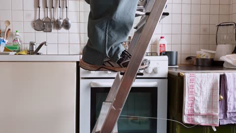 Mejoras-En-El-Hogar---Pisar-Una-Escalera-Con-Un-Cubo-De-Pintura-En-Una-Mano