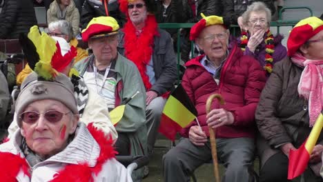 Gruppe-Sehr-Alter-Erwachsener-Mit-Belgischem-Outfit