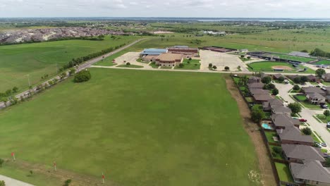 Vuelo-Aéreo-Sobre-La-Escuela-Secundaria-De-Sanger-En-Sanger-Texas