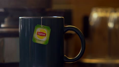 Bolsita-De-Té-Verde-Lipton-En-Una-Taza-De-Vapor-De-Agua-Caliente-Procedente-De