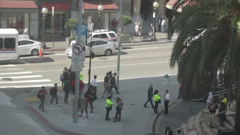 Rápido-Lapso-De-Tiempo-De-Personas-Caminando-Por-Las-Concurridas-Calles-De-San-Francisco-Mientras-Pasan-Los-Autos