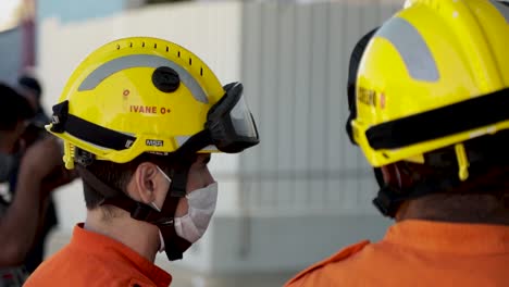 Feuerwehrleute-Warten-Vor-Dem-Santa-Luzia-Covid-19-Behandlungskrankenhaus,-Während-Kollegen-Im-Inneren-Auf-Einen-Brand-Reagieren