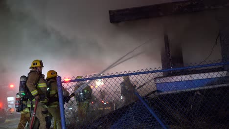 Lafd-Feuerwehrleute-Löschen-Ein-Feuer