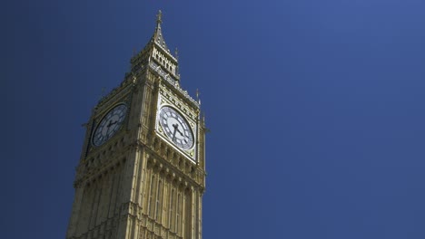 Big-Ben-Con-Helicópteros-Y-Cielo-Azul---Plano-Medio