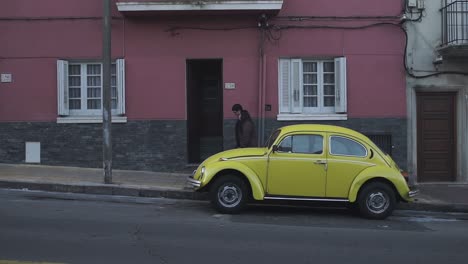 Alter-VW-Käfer-Wagen-Geparkt,-Vorbeifahrendes-Paar