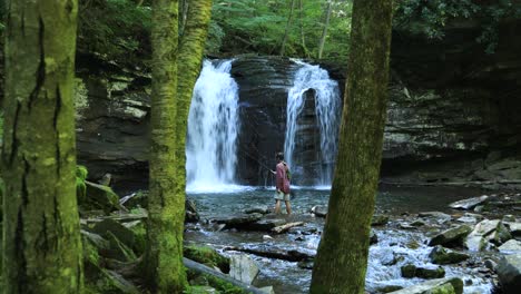 Un-Pescador-Debajo-De-Seneca-Falls,-Una-Gran-Cascada-Ubicada-A-Lo-Largo-De-Seneca-Creek,-Dentro-Del-área-Recreativa-Nacional-Spruce-Knob-seneca-Rocks-En-Virginia-Occidental