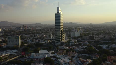 Drone-Orbita-Alrededor-De-Un-Edificio-Alto-Y-Moderno