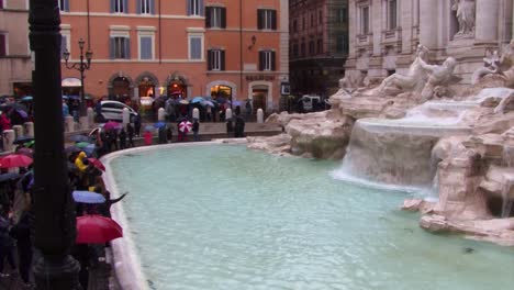 Turistas-Que-Visitan-La-Fuente-De-Trevi-En-Un-Día-Lluvioso,-Roma,-Italia