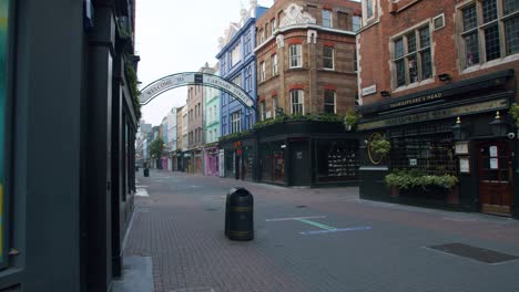 Cierre-En-Londres,-Carnaby-Street-Desierta,-Soho,-Con-Tiendas-Cerradas,-Pub-Y-Tiendas-Minoristas,-Durante-La-Pandemia-De-Covid-19-2020