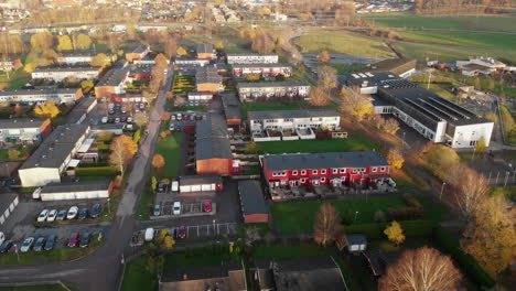 Suburbio-De-Barrio-De-Sobrevuelo-Aéreo-En-Suecia,-Drone-Volando-Hacia-Adelante-Al-Atardecer