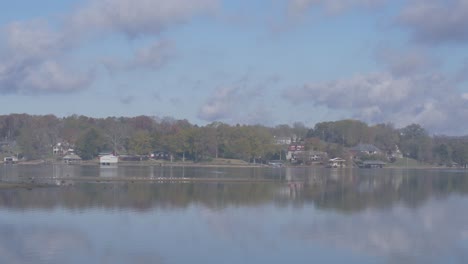 Casas-En-El-Banco-De-Arena-Del-Lago-Con-Pájaros-Gaviotas-Cacerola-De-Cámara-Lenta