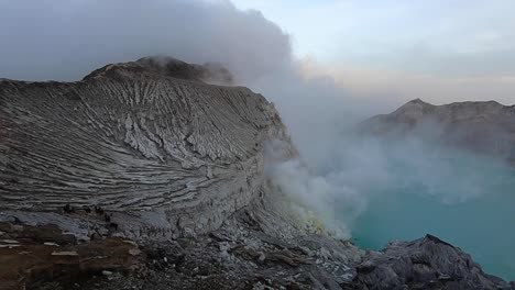 Vapor-Saliendo-De-La-Lava-Azul-En-El-Monte-Ijen-Por-La-Mañana