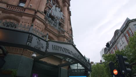 Gimbal-Schwenk-In-Zeitlupe-Des-Londoner-Hippodrom-Casino-Gebäudes,-Leicester-Square