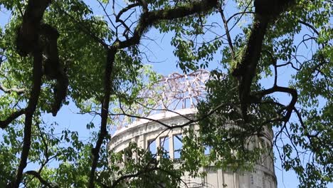 Cúpula-De-La-Bomba-Nuclear-De-Hiroshima-Detrás-De-Los-árboles-Sitio-De-La-Explosión-De-La-Segunda-Guerra-Mundial