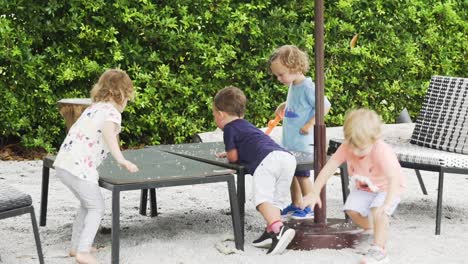 Gruppe-Von-Kindern,-Die-Sand-Spielen