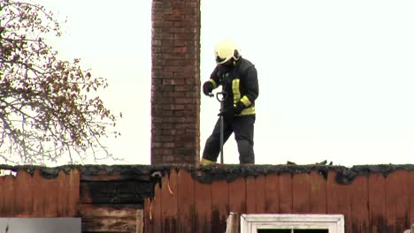 Los-Bomberos-Dirigen-El-Chorro-De-Agua-Sobre-La-Casa-En-Llamas