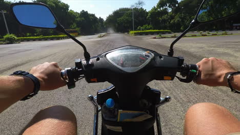 Pov-Scooter-Eléctrico-Paseo-Por-Carretera-A-Cámara-Lenta