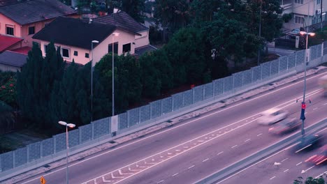 Tag-zu-Nacht-Zeitraffer-Von-Autos,-Die-Auf-Der-Autobahn-Fahren