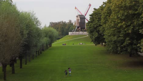 Zwei-Geschwister-Spielen-In-Der-Nähe-Einer-Windmühle-In-Brügge