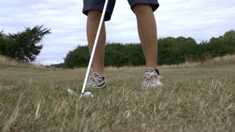 Ein-Mann,-Der-Golf-Spielt