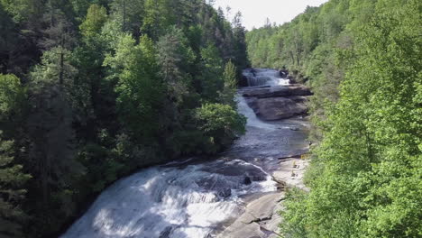 Fliegen-über-Wasserfälle-Im-Dupont-State-Park-In-North-Carolina