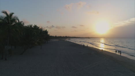 Luftaufnahme:-Sonnenuntergang-In-Zeitlupe-Am-Strand-Von-Honduras---Tela,-Honduras-1