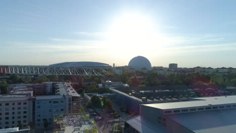 Toma-Aérea-Del-Globo-Ericsson-Desde-Lejos-En-Un-Día-Soleado