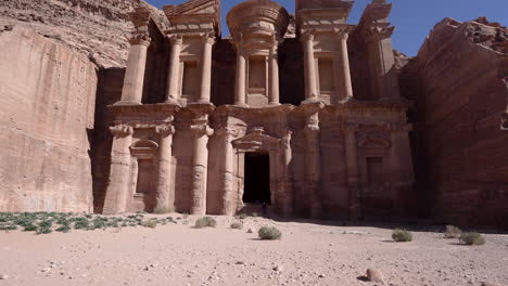 Empuje-En-Tiro-Del-Monasterio-Tallado-En-Roca-Arenisca-En-La-Ciudad-De-Petra