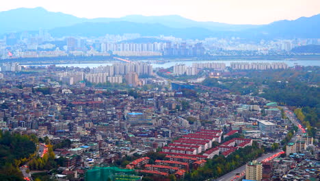 Seúl-Corea-Del-Sur---Alrededor-Del-Lapso-De-Tiempo-Alejar-La-Toma-Amplia-Del-Centro-De-La-Ciudad-De-Seúl-Y-El-Tráfico,-Tiro-Bloqueado,-Durante-El-Día