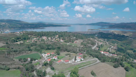 Vista-Aérea-De-Barragem-Do-Alto-Rrabagão-Y-Los-Pueblos-De-Los-Alrededores-En-El-Norte-De-Portugal