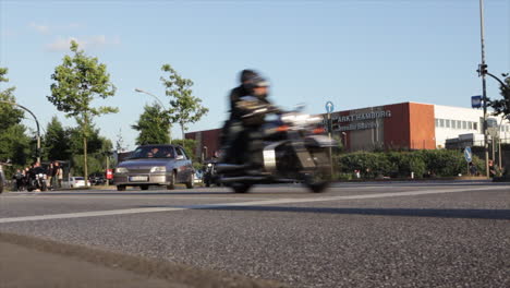 Tiro-De-ángulo-Bajo-De-Motos-Y-Coches-En-Una-Gran-Calle