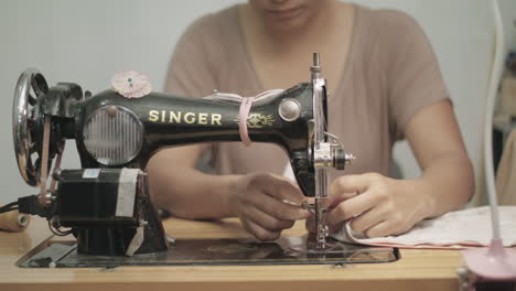 Costurera-Trabajando-En-Una-Máquina-De-Coser